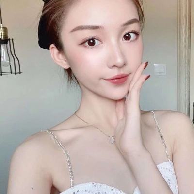 陆毅女儿的长腿太惊人，在上百人中一眼就能认出来